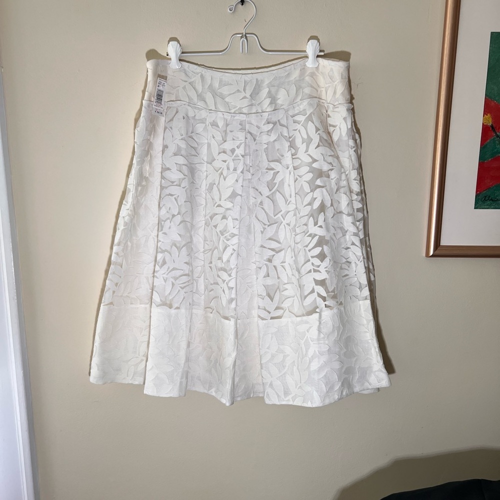 Magaschoni gorgeous NWT cream color skirt with leaf accents throughout. Size 12